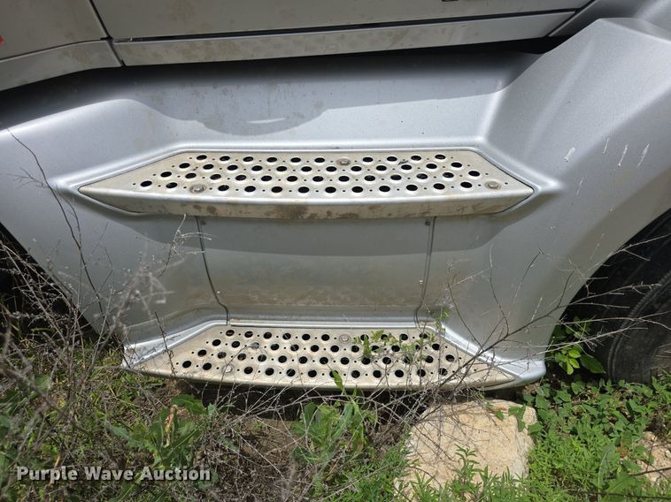 image for item DM1692 2013 Kenworth T680 semi truck