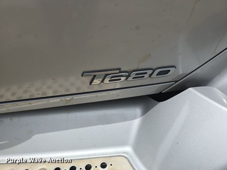 image for item DM1692 2013 Kenworth T680 semi truck