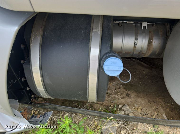 image for item DM1692 2013 Kenworth T680 semi truck