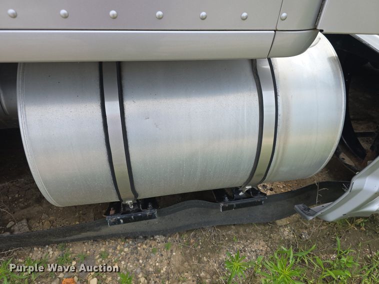 image for item DM1692 2013 Kenworth T680 semi truck