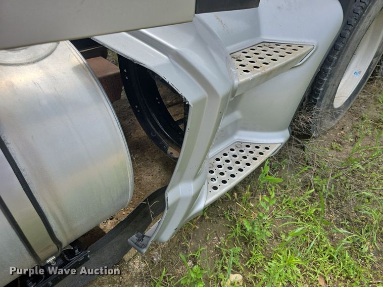 image for item DM1692 2013 Kenworth T680 semi truck