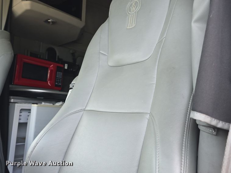 image for item DM1692 2013 Kenworth T680 semi truck