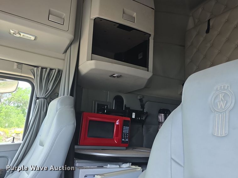 image for item DM1692 2013 Kenworth T680 semi truck