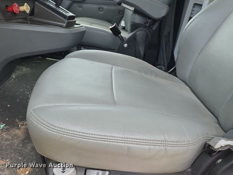 image for item DM1692 2013 Kenworth T680 semi truck