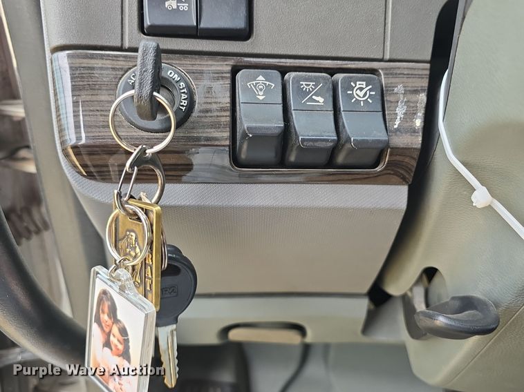 image for item DM1692 2013 Kenworth T680 semi truck