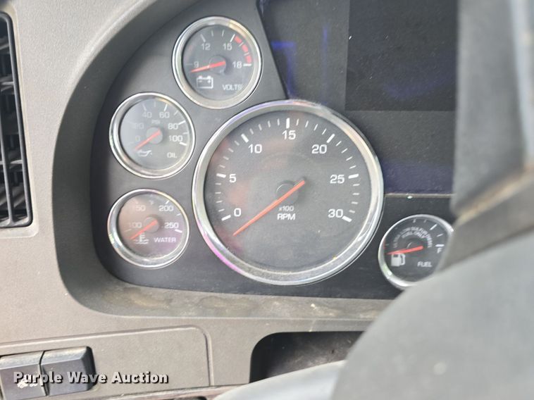 image for item DM1692 2013 Kenworth T680 semi truck