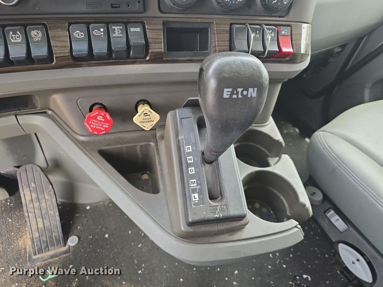 image for item DM1692 2013 Kenworth T680 semi truck