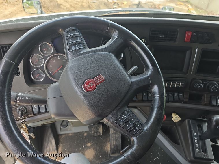 image for item DM1692 2013 Kenworth T680 semi truck