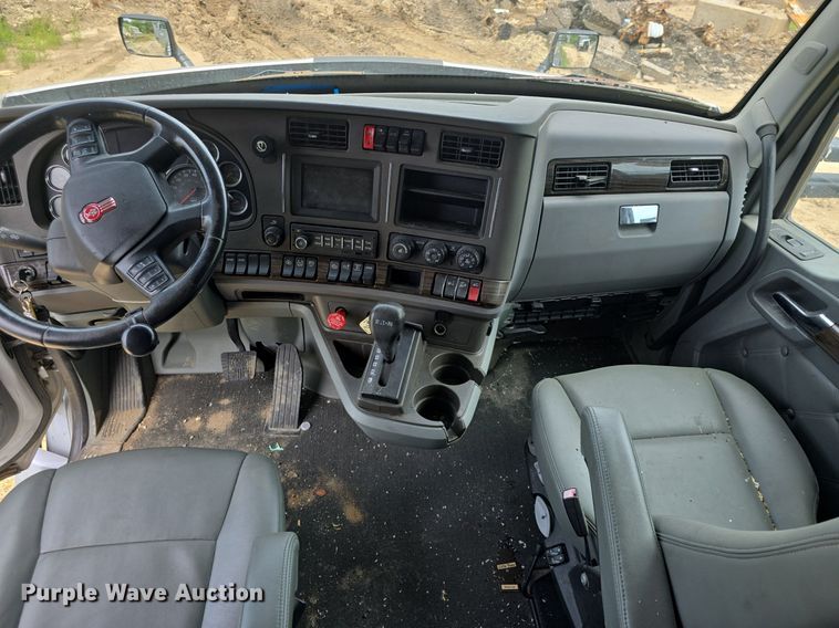 image for item DM1692 2013 Kenworth T680 semi truck
