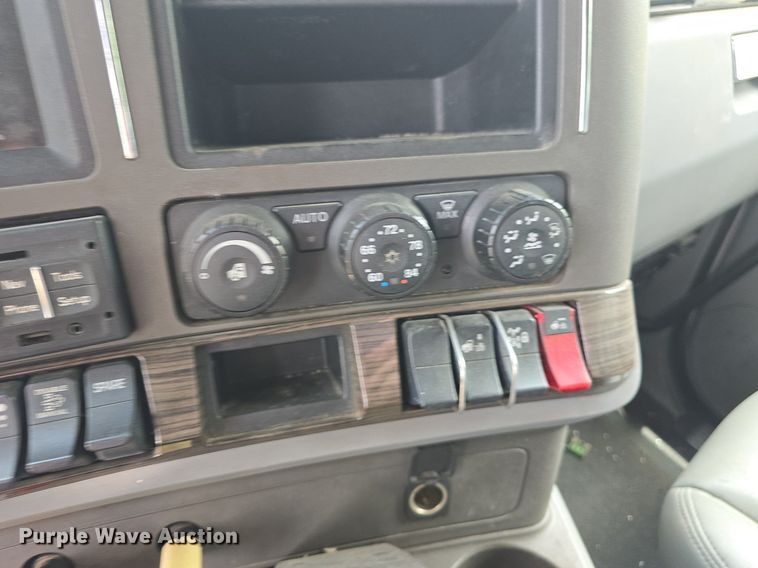 image for item DM1692 2013 Kenworth T680 semi truck