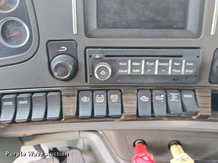 image for item DM1692 2013 Kenworth T680 semi truck