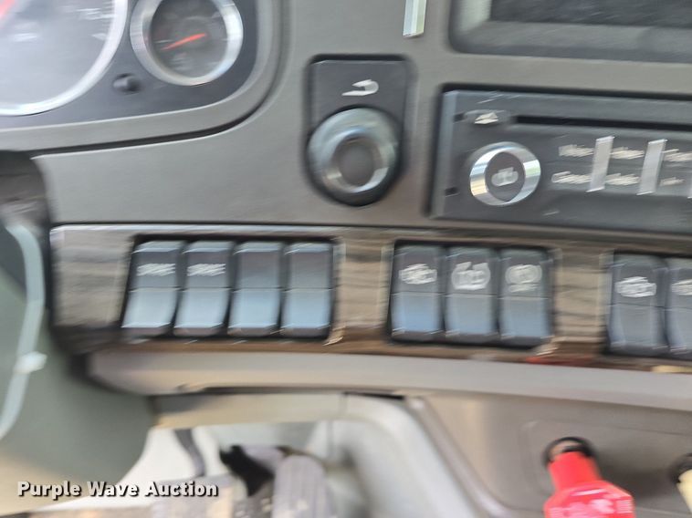 image for item DM1692 2013 Kenworth T680 semi truck