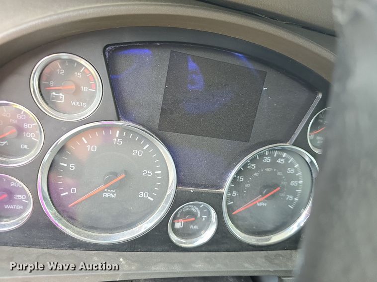 image for item DM1692 2013 Kenworth T680 semi truck