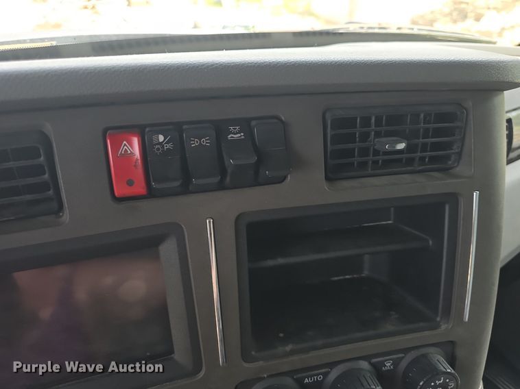 image for item DM1692 2013 Kenworth T680 semi truck