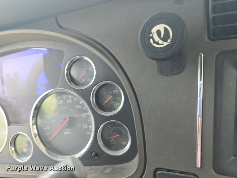 image for item DM1692 2013 Kenworth T680 semi truck