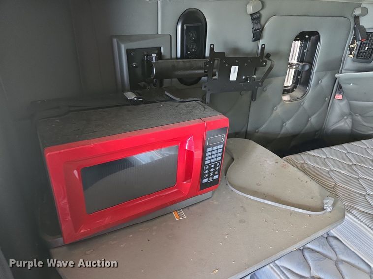 image for item DM1692 2013 Kenworth T680 semi truck