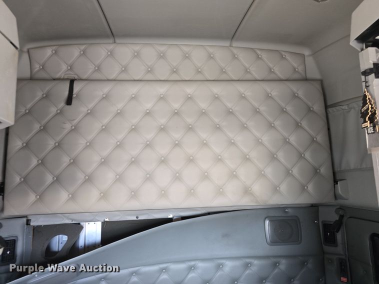 image for item DM1692 2013 Kenworth T680 semi truck