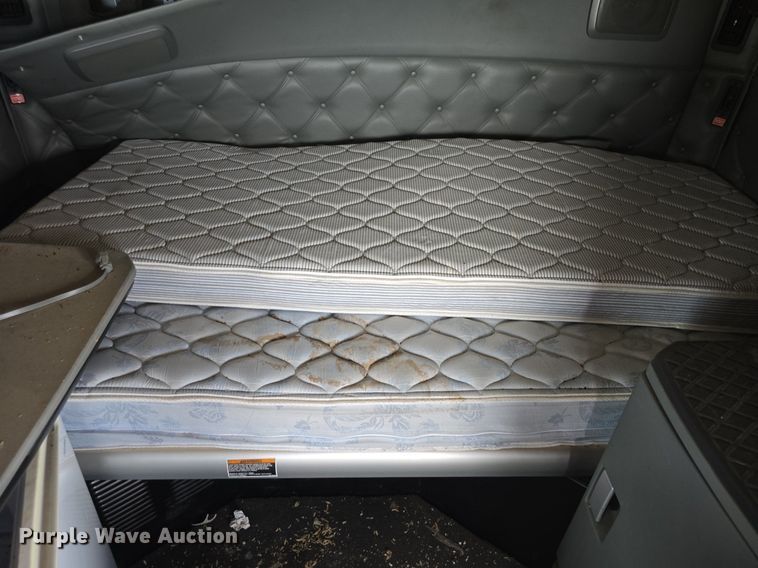 image for item DM1692 2013 Kenworth T680 semi truck