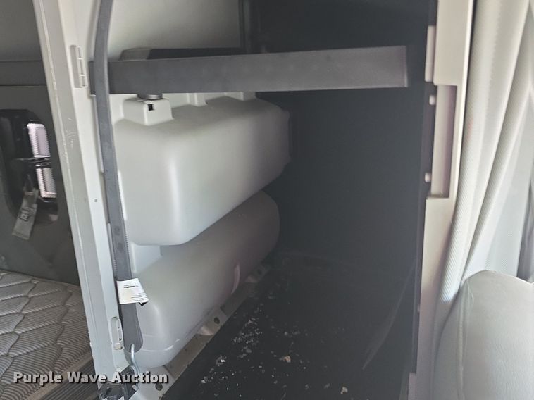 image for item DM1692 2013 Kenworth T680 semi truck