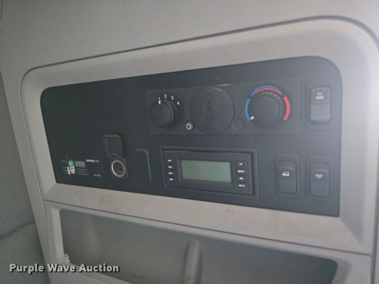 image for item DM1692 2013 Kenworth T680 semi truck