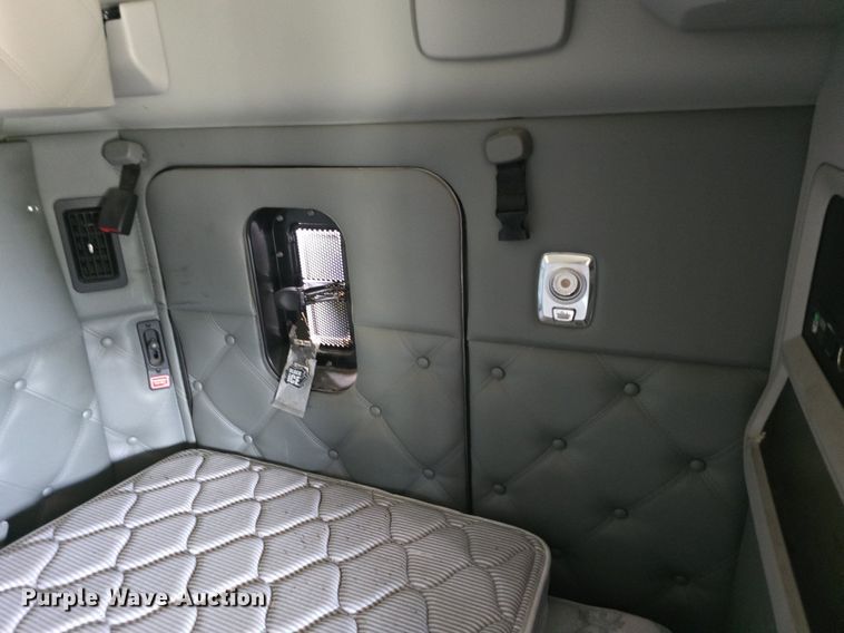 image for item DM1692 2013 Kenworth T680 semi truck