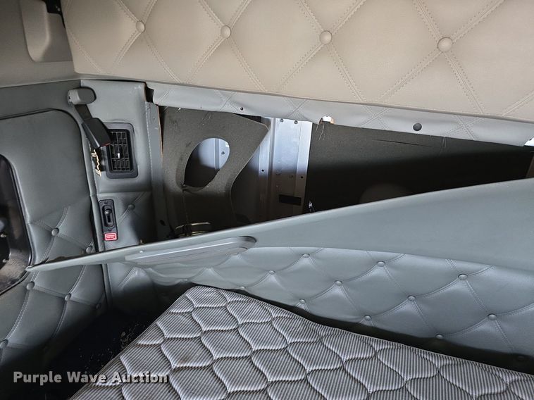 image for item DM1692 2013 Kenworth T680 semi truck