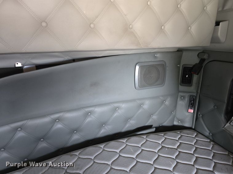 image for item DM1692 2013 Kenworth T680 semi truck