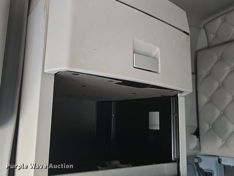 image for item DM1692 2013 Kenworth T680 semi truck