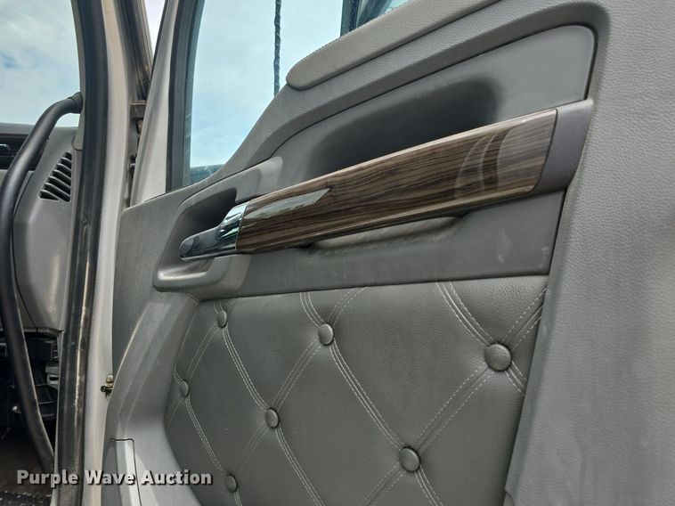 image for item DM1692 2013 Kenworth T680 semi truck