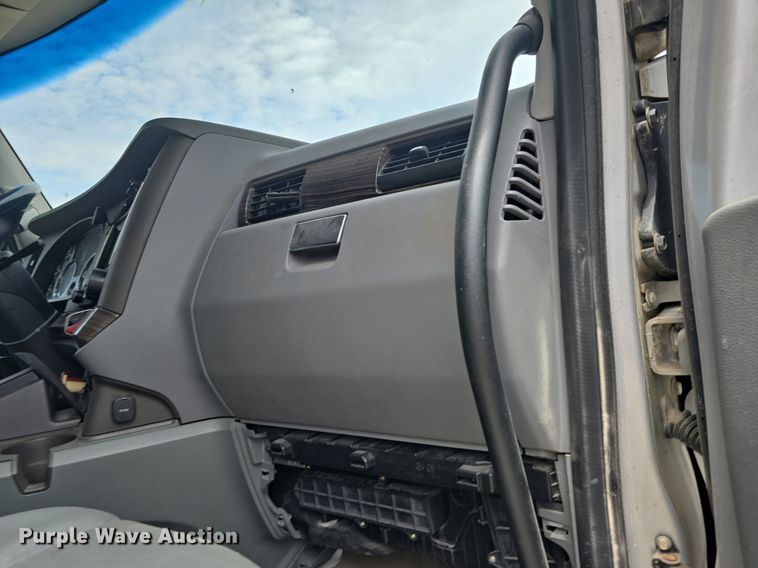 image for item DM1692 2013 Kenworth T680 semi truck