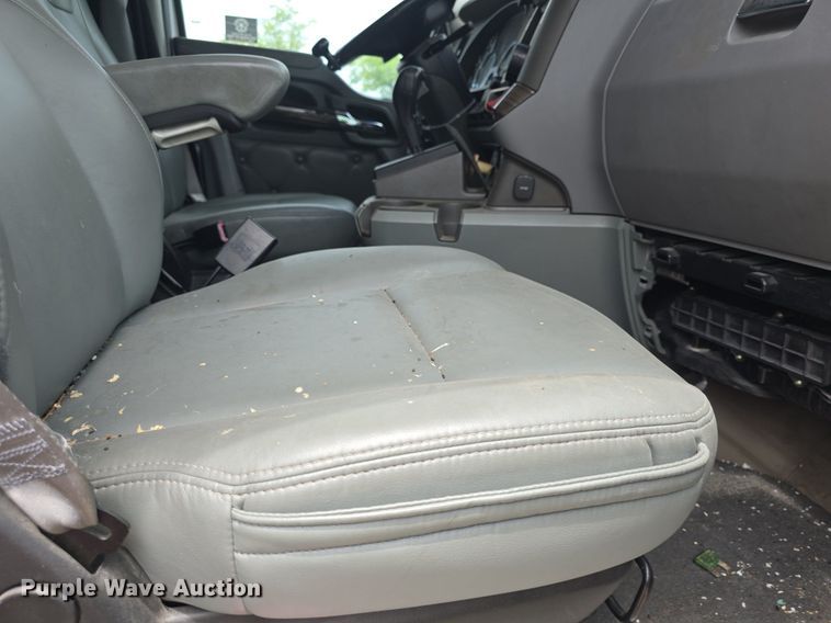 image for item DM1692 2013 Kenworth T680 semi truck