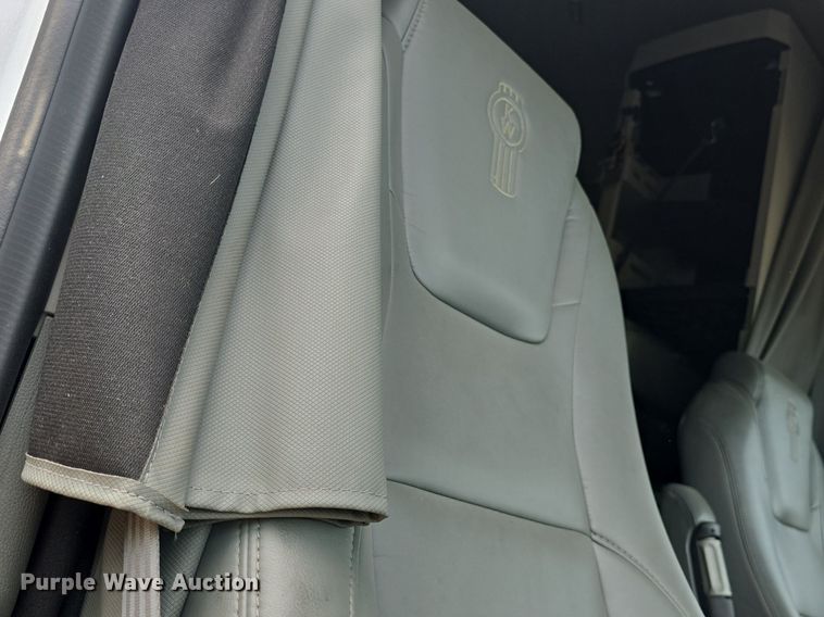 image for item DM1692 2013 Kenworth T680 semi truck