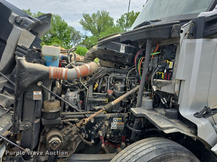 image for item DM1692 2013 Kenworth T680 semi truck