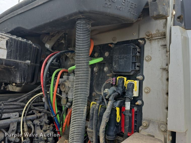 image for item DM1692 2013 Kenworth T680 semi truck