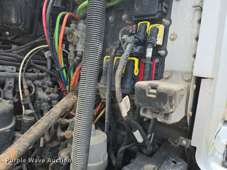 image for item DM1692 2013 Kenworth T680 semi truck