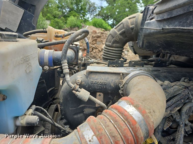 image for item DM1692 2013 Kenworth T680 semi truck