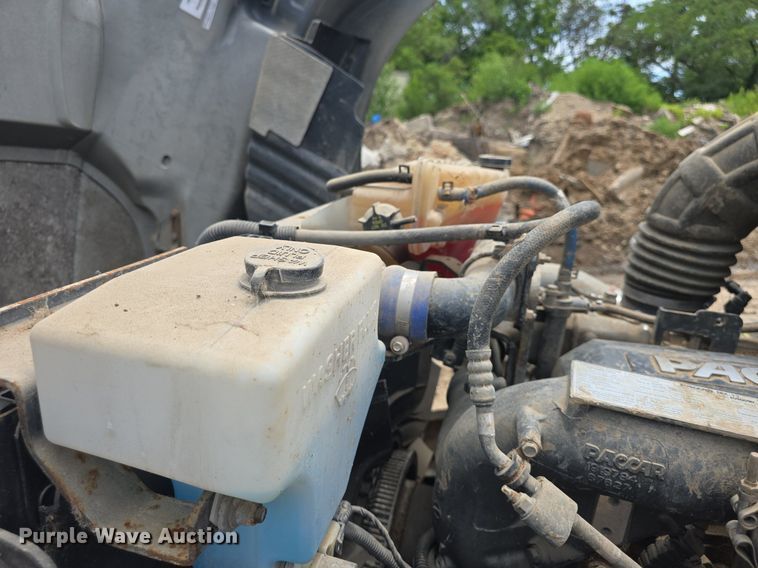 image for item DM1692 2013 Kenworth T680 semi truck