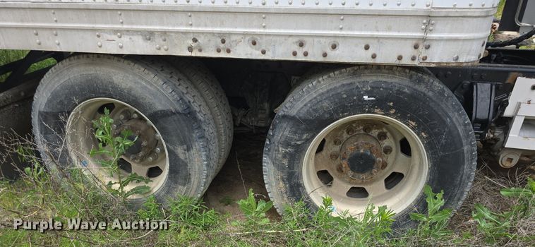 image for item DM1692 2013 Kenworth T680 semi truck