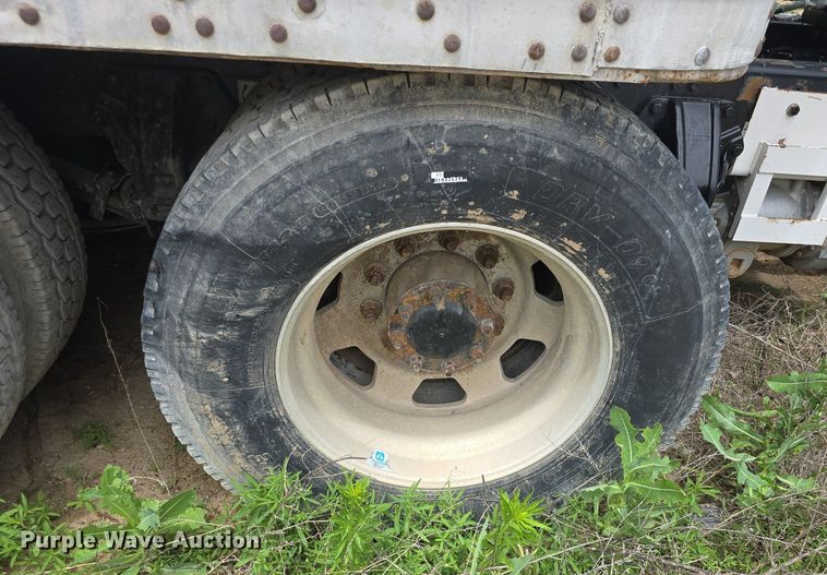 image for item DM1692 2013 Kenworth T680 semi truck