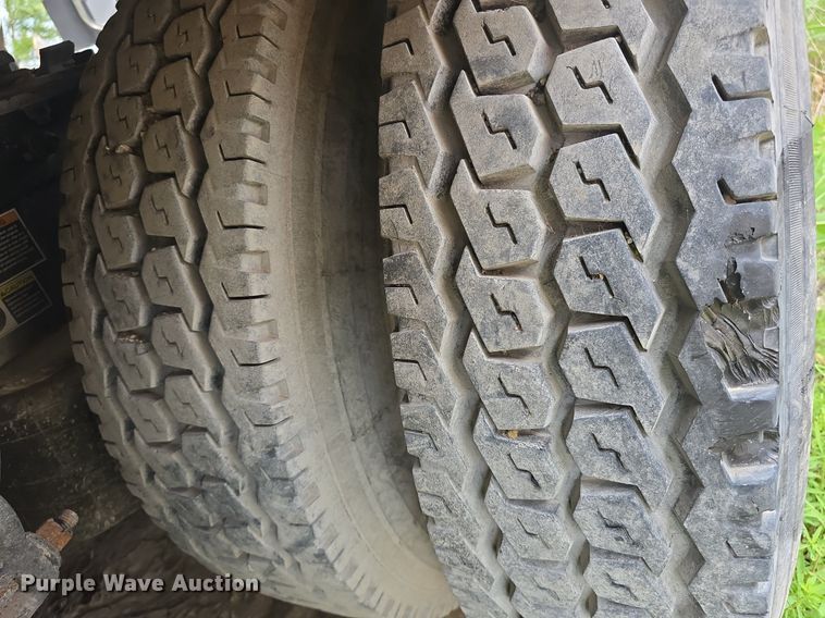 image for item DM1692 2013 Kenworth T680 semi truck