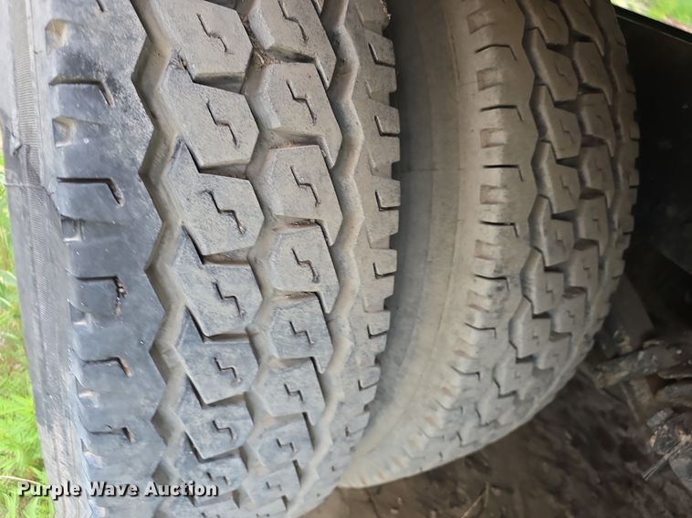 image for item DM1692 2013 Kenworth T680 semi truck