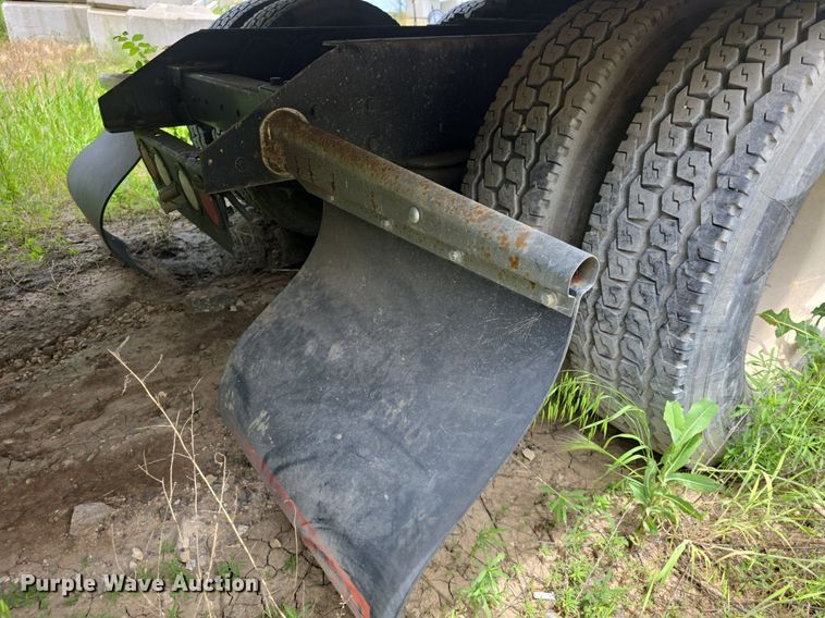 image for item DM1692 2013 Kenworth T680 semi truck