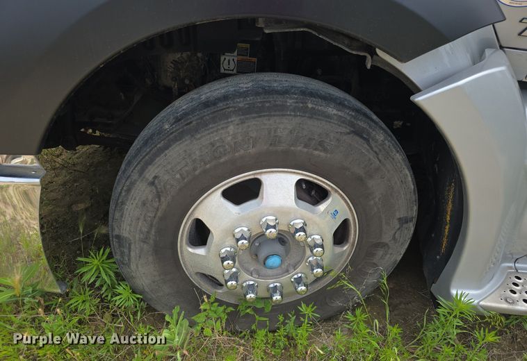 image for item DM1692 2013 Kenworth T680 semi truck