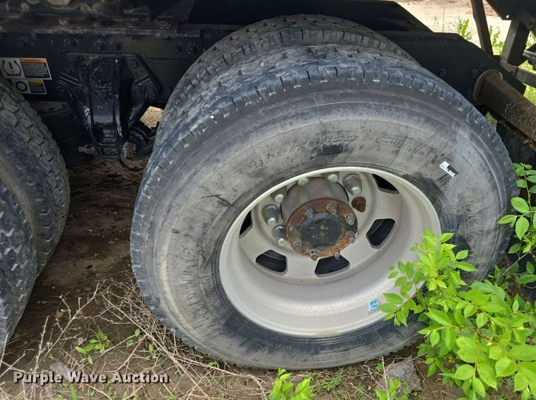 image for item DM1692 2013 Kenworth T680 semi truck