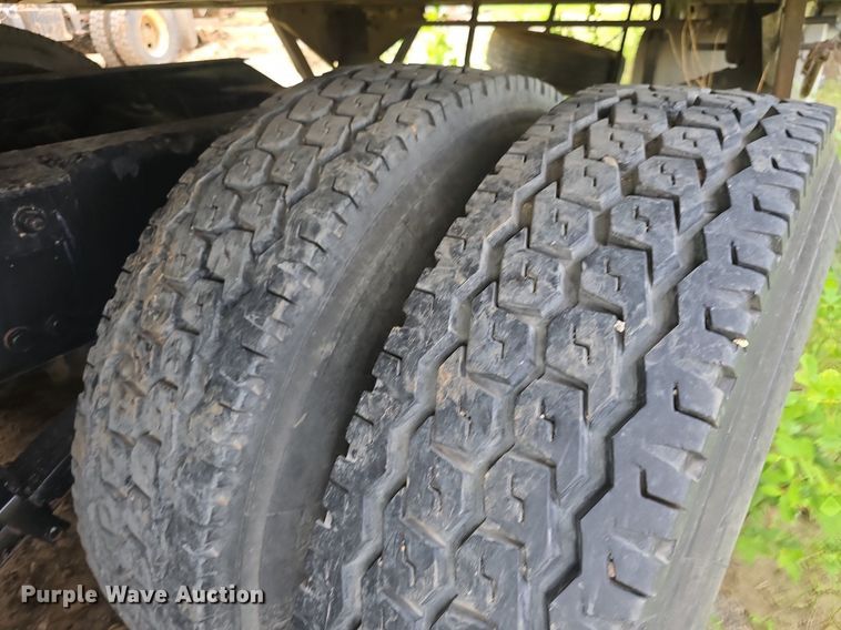 image for item DM1692 2013 Kenworth T680 semi truck