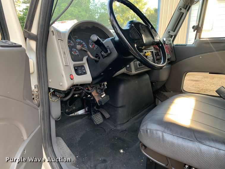 image for item DM1760 2011 International General Coach shuttle bus