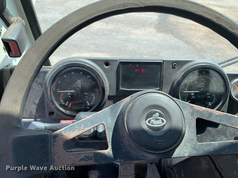 image for item DM1761 2015 Mack LEU633 refuse truck