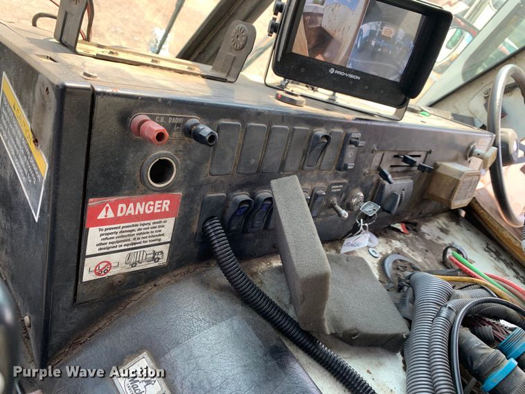 image for item DM1761 2015 Mack LEU633 refuse truck