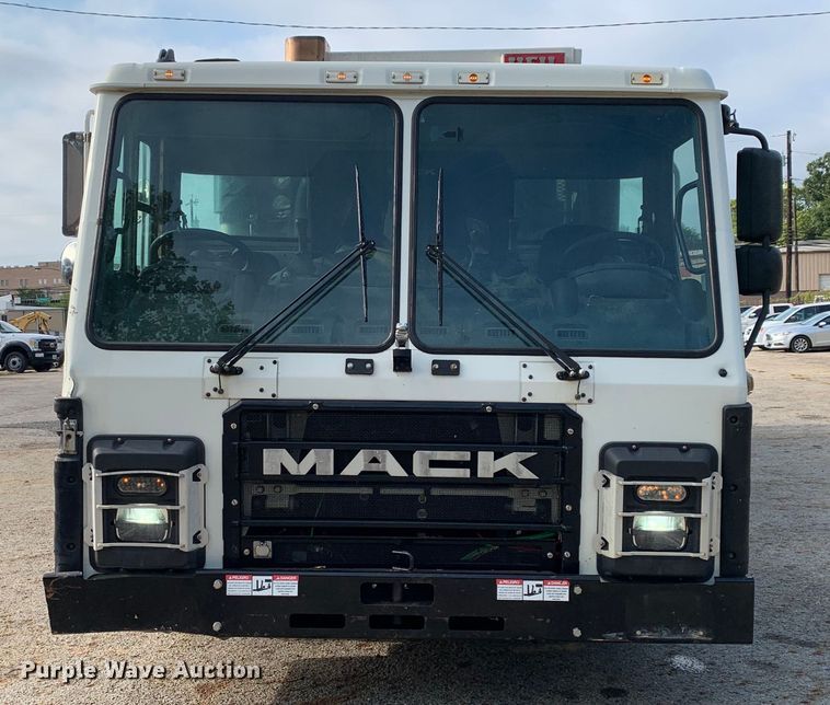 image for item DM1762 2018 Mack LR613 refuse truck