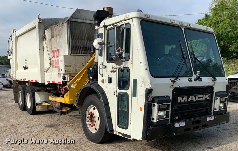image for item DM1762 2018 Mack LR613 refuse truck